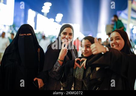 Doha, Catar. 26.. November 2022. Frauen aus Katar während der FIFA-Weltmeisterschaft 2022 in Doha, Katar. Kredit: Rodolfo Buhrer/La Imagem/FotoArena/Alamy Live News Stockfoto