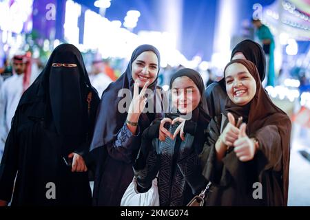 Doha, Catar. 26.. November 2022. Frauen aus Katar während der FIFA-Weltmeisterschaft 2022 in Doha, Katar. Kredit: Rodolfo Buhrer/La Imagem/FotoArena/Alamy Live News Stockfoto