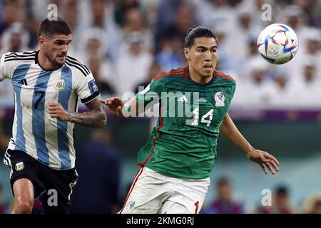 LUSAIL CITY - (l-r) Rodrigo De Paul aus Argentinien, Erick Gutierrez aus Mexiko während des FIFA Weltmeisterschafts-2022 C-Spiels zwischen Argentinien und Mexiko am 26. November 2022 im Lusail Stadium in Lusail City, Katar. AP | niederländische Höhe | MAURICE AUS STEIN Stockfoto