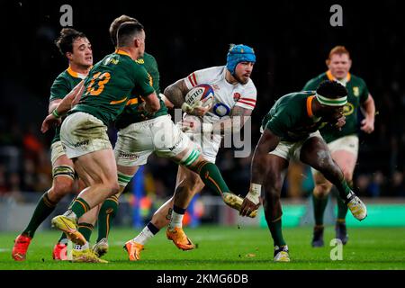 Englands Jack Nowell (Zentrum) mit Südafrikas Franco Mostert (links), Jesse Kriel (zweite links) und Siya Kolisi (rechts) während des internationalen Fußballspiels im Herbst im Twickenham Stadium, London. Foto: Samstag, 26. November 2022. Stockfoto