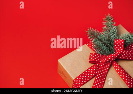 Die besten Abonnementboxen für Weihnachten und die Feiertage. Felder für Weihnachtsabonnements, die Sie vergeben und empfangen können. Geschenkbox für Abonnement, Care-Paket mit rot Stockfoto