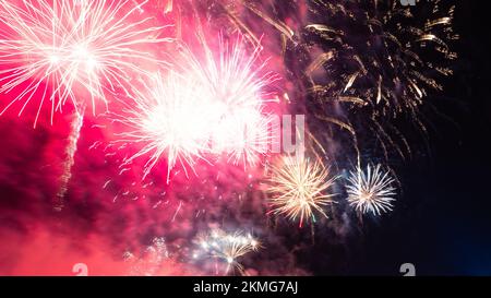 Hintergrundfoto zur Feier oder Neujahrsfeier. Lange Belichtungszeit mit Feuerwerk. Frohes neues Konzeptfoto 2023. Stockfoto