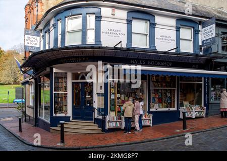 Royal Tunbridge Wells, Kent, Vereinigtes Königreich. 26.. November 2022. Der Buchladen von Adrian Harrington. Weihnachtslichter und -Dekorationen waren heute in den Royal Tunbridge Wells zu sehen, als Käufer auf der Suche nach Weihnachtsgeschenken waren. Kredit: Maureen McLean/Alamy Live News Stockfoto