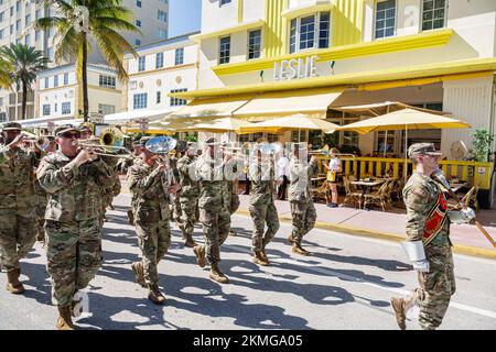 Miami Beach Florida, South Beach Lummus Park, jährliche Veterans Day Parade, Florida National Guard 13th Army Band, Formation at Easy in Uniformen Stockfoto