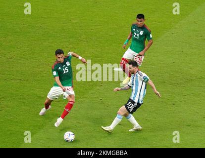 Hector Moreno aus Mexiko und Lionel Messi aus Argentinien in Aktion während des Spiels der FIFA-Weltmeisterschaft Gruppe C im Lusail Stadium in Lusail, Katar. Foto: Samstag, 26. November 2022. Stockfoto