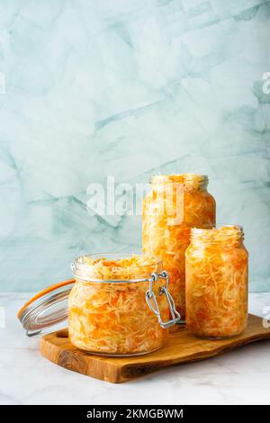 Frisches fermentiertes Gemüse, fermentierter Kohl mit Karotten in Glasgefäßen, gesunde natürliche Probiotika, gesundes Essen, Sauerkraut Stockfoto