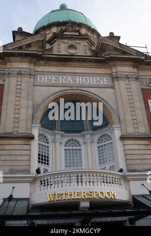 Royal Tunbridge Wells, Kent, Vereinigtes Königreich. 26.. November 2022. Das ehemalige Opernhaus ist jetzt ein Wetherspoon Pub in Royal Tunbridge Wells. Wetherspoon hat 32 Pubs zum Verkauf angeboten. Kredit: Maureen McLean/Alamy Live News Stockfoto