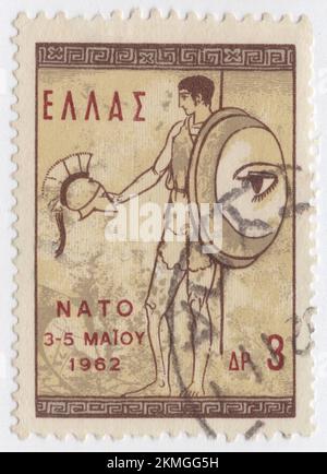 GRIECHENLAND - 1962. Mai 3: Eine Briefmarke mit 3 Drachmen in Braun, Buff und Rot-Braun, die den jungen Mann mit Schild und Helm aus der alten Vase darstellt. Ministerkongress der NATO-Länder, Athen. Die Nordatlantikvertragsorganisation (NATO), auch Nordatlantikallianz genannt, ist eine zwischenstaatliche militärische Allianz zwischen 30 Mitgliedsstaaten – 28 europäischen und zwei nordamerikanischen. Die Organisation wurde nach dem Zweiten Weltkrieg gegründet und setzte den Nordatlantikvertrag um, der am 4. April 1949 in Washington, D.C., unterzeichnet wurde. Die NATO ist ein kollektives Sicherheitssystem Stockfoto