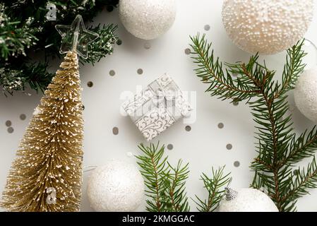 Kleine silberne Geschenkbox mit Weihnachtsdekoration Stockfoto