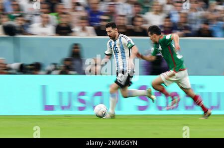 Lusail, Katar. 26.. November 2022. Lionel Messi (L) aus Argentinien dribbelt den Ball während des Group C-Spiels zwischen Argentinien und Mexiko bei der FIFA-Weltmeisterschaft 2022 im Lusail Stadium in Lusail, Katar, am 26. November 2022. Kredit: Cao Can/Xinhua/Alamy Live News Stockfoto