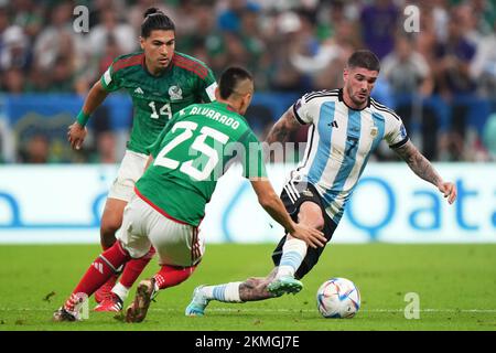 Rodrigo de Paul aus Argentinien und Erick Gutierrez aus Mexiko während des FIFA-Weltmeisterschafts-2022-Spiels der Gruppe C zwischen Argentinien und Mexiko spielten am 26. November 2022 in Lusail, Katar, im Lusail Stadium. (Foto: Bagu Blanco / PRESSIN) Kredit: PRESSINPHOTO SPORTAGENTUR/Alamy Live News Stockfoto