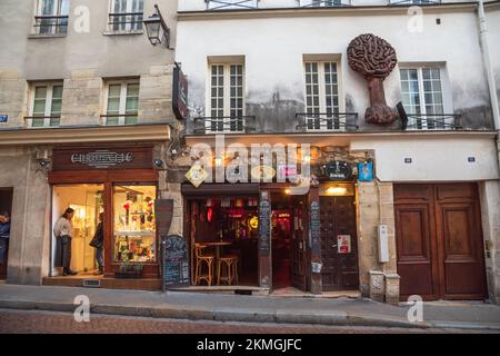 Paris, Frankreich - 13. November 2022: Bar Le Vieux Chêne (Alte Eiche) in der berühmten Mouffetard Street. Stockfoto