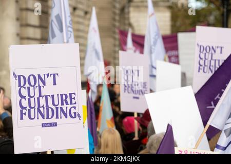 Mitarbeiter und Unterstützer der englischen Nationaloper (ENO) protestieren außerhalb des Ministeriums für Digitales, Kultur, Medien und Sport, über Arts Council Engl Stockfoto