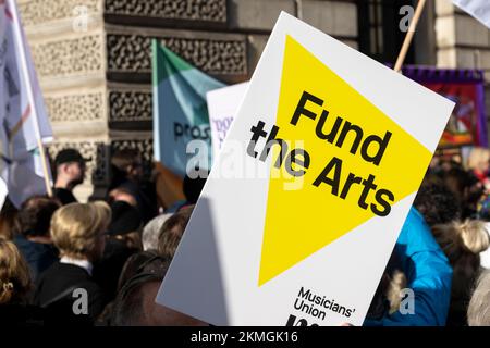 Mitarbeiter und Unterstützer der englischen Nationaloper (ENO) protestieren außerhalb des Ministeriums für Digitales, Kultur, Medien und Sport, über Arts Council Engl Stockfoto