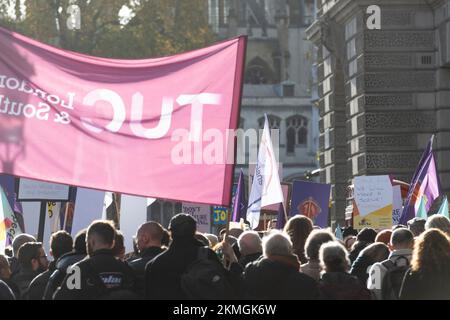 Mitarbeiter und Unterstützer der englischen Nationaloper (ENO) protestieren außerhalb des Ministeriums für Digitales, Kultur, Medien und Sport, über Arts Council Engl Stockfoto