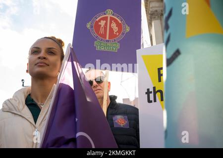 Mitarbeiter und Unterstützer der englischen Nationaloper (ENO) protestieren außerhalb des Ministeriums für Digitales, Kultur, Medien und Sport, über Arts Council Engl Stockfoto