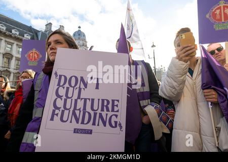 Mitarbeiter und Unterstützer der englischen Nationaloper (ENO) protestieren außerhalb des Ministeriums für Digitales, Kultur, Medien und Sport, über Arts Council Engl Stockfoto