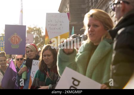 Mitarbeiter und Unterstützer der englischen Nationaloper (ENO) protestieren außerhalb des Ministeriums für Digitales, Kultur, Medien und Sport, über Arts Council Engl Stockfoto