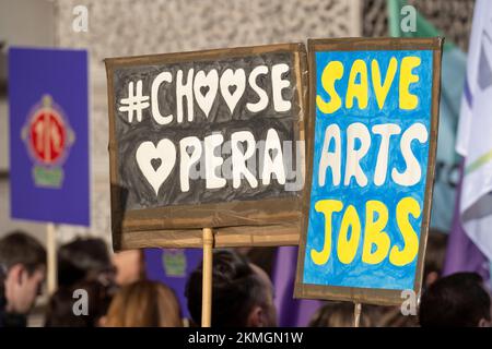 Mitarbeiter und Unterstützer der englischen Nationaloper (ENO) protestieren außerhalb des Ministeriums für Digitales, Kultur, Medien und Sport, über Arts Council Engl Stockfoto