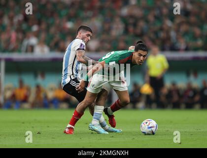 Lusail Ikonisches Stadion, Lusail, Katar. 26.. November 2022. FIFA Fußball-Weltmeisterschaft, Argentinien gegen Mexiko; Rodrigo De Paul von Argentinien fordert Erick Gutierrez von Mexiko heraus Credit: Action Plus Sports/Alamy Live News Stockfoto