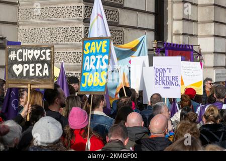 Mitarbeiter und Unterstützer der englischen Nationaloper (ENO) protestieren außerhalb des Ministeriums für Digitales, Kultur, Medien und Sport, über Arts Council Engl Stockfoto