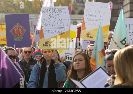 Mitarbeiter und Unterstützer der englischen Nationaloper (ENO) protestieren außerhalb des Ministeriums für Digitales, Kultur, Medien und Sport, über Arts Council Engl Stockfoto