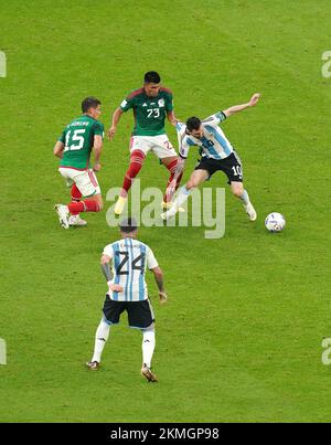 Mexikos Hector Moreno, Jesus Gallardo und Argentiniens Lionel Messi (links-rechts) kämpfen beim FIFA-Weltmeisterschaftsspiel Gruppe C im Lusail-Stadion in Lusail, Katar, um den Ball. Foto: Samstag, 26. November 2022. Stockfoto