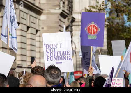 Mitarbeiter und Unterstützer der englischen Nationaloper (ENO) protestieren außerhalb des Ministeriums für Digitales, Kultur, Medien und Sport, über Arts Council Engl Stockfoto