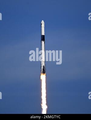 Eine SpaceX Falcon 9 Rakete startet am Samstag, den 26. November 2022, ein Cargo Dragon-2-Raumschiff für die NASA auf ihrer 26.. Nachschubmission aus Komplex 39A im Kennedy Space Center, Florida. Cargo Dragon transportiert drei Tonnen Ausrüstung und Vorräte zur Internationalen Raumstation. Foto: Joe Marino/UPI Credit: UPI/Alamy Live News Stockfoto