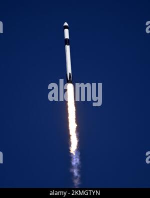Eine SpaceX Falcon 9 Rakete startet am Samstag, den 26. November 2022, ein Cargo Dragon-2-Raumschiff für die NASA auf ihrer 26.. Nachschubmission aus Komplex 39A im Kennedy Space Center, Florida. Cargo Dragon transportiert drei Tonnen Ausrüstung und Vorräte zur Internationalen Raumstation. Foto: Joe Marino/UPI Credit: UPI/Alamy Live News Stockfoto