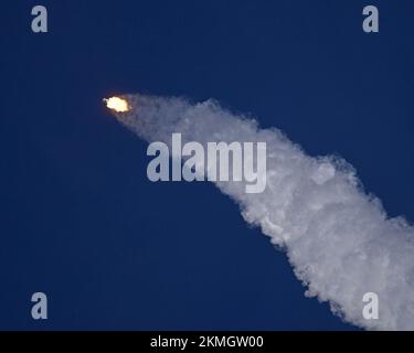 Eine SpaceX Falcon 9 Rakete startet am Samstag, den 26. November 2022, ein Cargo Dragon-2-Raumschiff für die NASA auf ihrer 26.. Nachschubmission aus Komplex 39A im Kennedy Space Center, Florida. Cargo Dragon transportiert drei Tonnen Ausrüstung und Vorräte zur Internationalen Raumstation. Foto: Joe Marino/UPI Credit: UPI/Alamy Live News Stockfoto