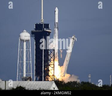 Eine SpaceX Falcon 9 Rakete startet am Samstag, den 26. November 2022, ein Cargo Dragon-2-Raumschiff für die NASA auf ihrer 26.. Nachschubmission aus Komplex 39A im Kennedy Space Center, Florida. Cargo Dragon transportiert drei Tonnen Ausrüstung und Vorräte zur Internationalen Raumstation. Foto: Joe Marino/UPI Credit: UPI/Alamy Live News Stockfoto