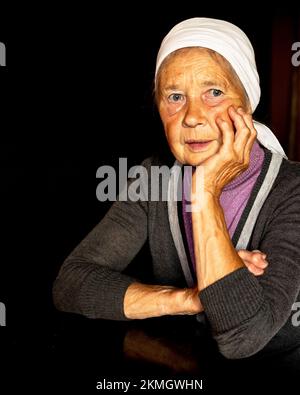 Ältere dame. Hände einer alten Frau mit Polyarthritis-Erkrankung. . Hochwertige Fotos Stockfoto