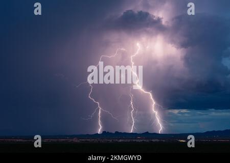 Heftige Blitzeinschläge und dunkle Sturmwolken bei einem Gewitter in der Nähe von Tucson, Arizona Stockfoto