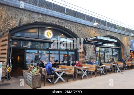 Bars auf der Arches Lane, unter den Bahnbögen, neben Battersea Power Station, in SW London, Großbritannien Stockfoto