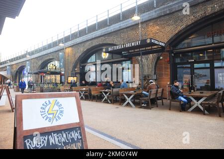 Bars auf der Arches Lane, unter den Bahnbögen, neben Battersea Power Station, in SW London, Großbritannien Stockfoto