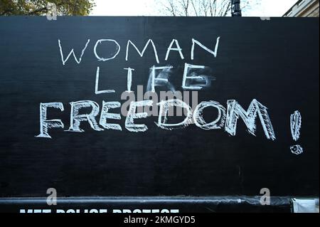 London, Großbritannien. 26.. November 2022: Kundgebung vor der Downing Street gegen die iranische Regierung und Demonstranten der Katar-Weltmeisterschaft mit Flaggen und Bannern. Stockfoto