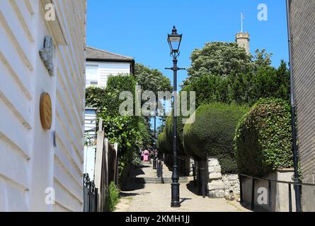 Church Hill führt zur St. Clement's Church und zum Stadtzentrum von Leigh-on-Sea, neben Southend-on-Sea, Essex, Großbritannien Stockfoto