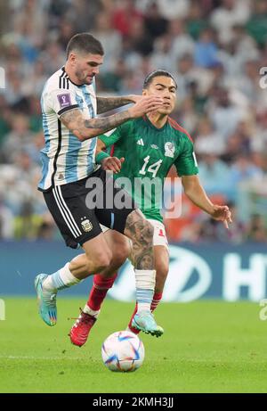 Argentiniens Rodrigo Paul De (links) und Mexikos Erick Gutierrez kämpfen um den Ball während des Spiels der FIFA-Weltmeisterschaft Gruppe C im Lusail-Stadion in Lusail, Katar. Foto: Samstag, 26. November 2022. Stockfoto