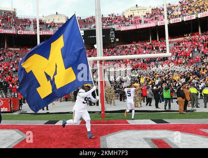 Kolumbus, Usa. 26.. November 2022. Michigan Wolverines Cam Goode läuft mit der „M“-Flagge durch die Endzone, nachdem er die Ohio State Buckeyes 45-23 am Samstag, den 26. November 2022 in Columbus, Ohio, besiegt hat. Foto: Aaron Josefczyk/UPI Credit: UPI/Alamy Live News Stockfoto