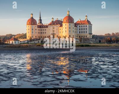 Blick über den See und das Schloss Moritzburg bei Dresden, Herbstfarben, Deutschland Stockfoto