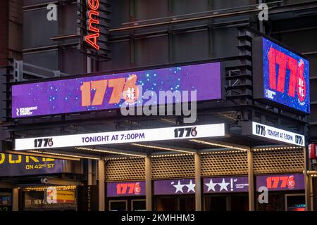 American Airlines Theatre '1776' Marquee auf W. 42. Street in New York City, USA 2022 Stockfoto