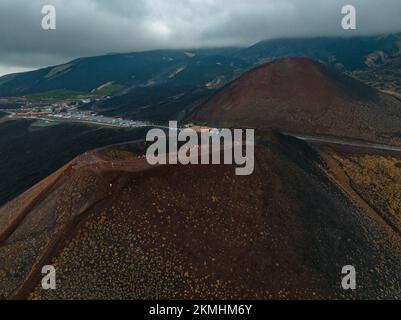 Panoramablick aus der Vogelperspektive auf den aktiven Vulkan Ätna Stockfoto