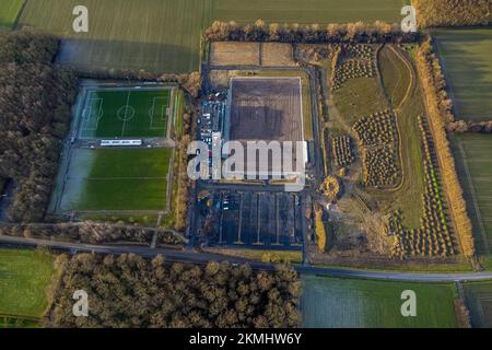 Luftaufnahme, Baustelle mit neuem Sportplatz und Ständen und Clubgebäude mit Sporttagesstätte Papenloh an der Lohschule in der Nähe Stockfoto