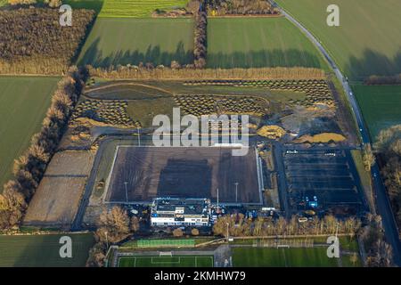 Luftaufnahme, Baustelle mit neuem Sportplatz und Ständen und Clubgebäude mit Sporttagesstätte Papenloh an der Lohschule in der Nähe Stockfoto