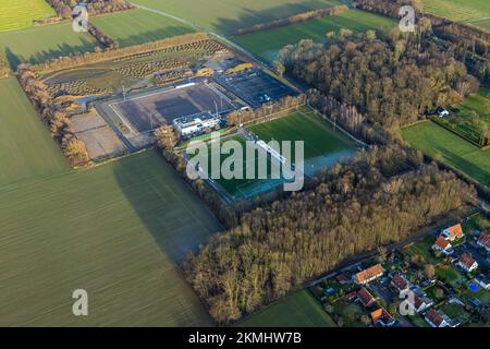 Luftaufnahme, Baustelle mit neuem Sportplatz und Ständen und Clubgebäude mit Sporttagesstätte Papenloh an der Lohschule in der Nähe Stockfoto