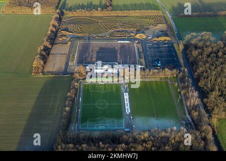 Luftaufnahme, Baustelle mit neuem Sportplatz und Ständen und Clubgebäude mit Sporttagesstätte Papenloh an der Lohschule in der Nähe Stockfoto