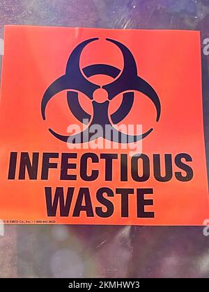 Schild für infektiöse Abfälle mit internationalem Symbol, USA 2022 Stockfoto