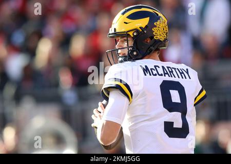 Kolumbus, Usa. 26.. November 2022. Michigan Wolverines Quarterback J.J. McCarthy (9) will am Samstag, den 26. November 2022, in der ersten Halbzeit in Columbus, Ohio, gegen die Ohio State Buckeyes kämpfen. Foto: Aaron Josefczyk/UPI Credit: UPI/Alamy Live News Stockfoto