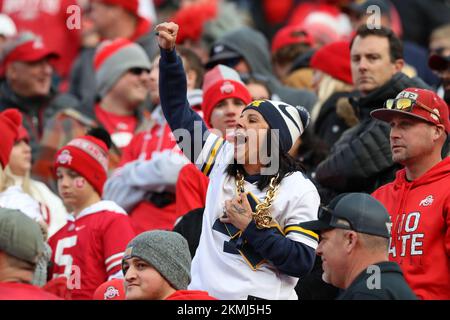 Kolumbus, Usa. 26.. November 2022. Ein Fan der Michigan Wolverines jubelt am Samstag, den 26. November 2022, im vierten Quartal in Columbus, Ohio, unter den Fans des Ohio State Buckeye. Foto: Aaron Josefczyk/UPI Credit: UPI/Alamy Live News Stockfoto